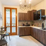 Guesthost - Center Charming Appartamento
