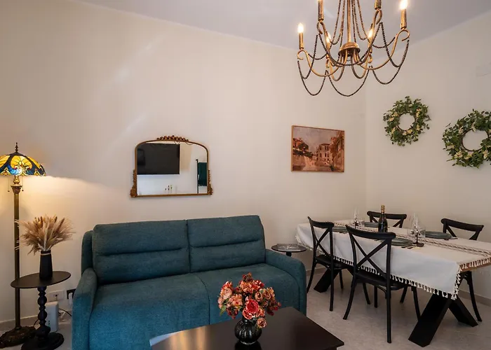 Charming Close To The Center דירה *